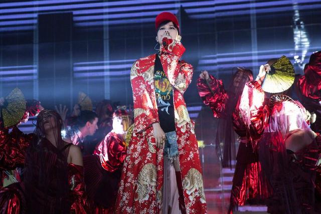 李宇春成都演唱会拄拐登场
