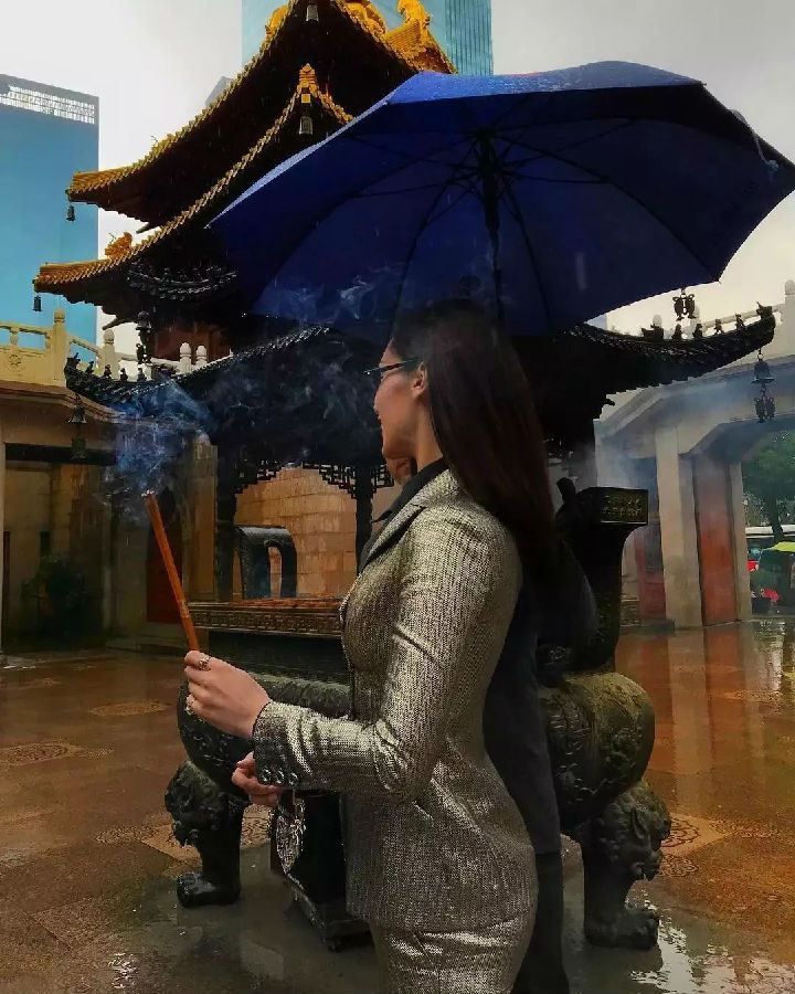 Bella Hadid入乡随俗,大跳广场舞