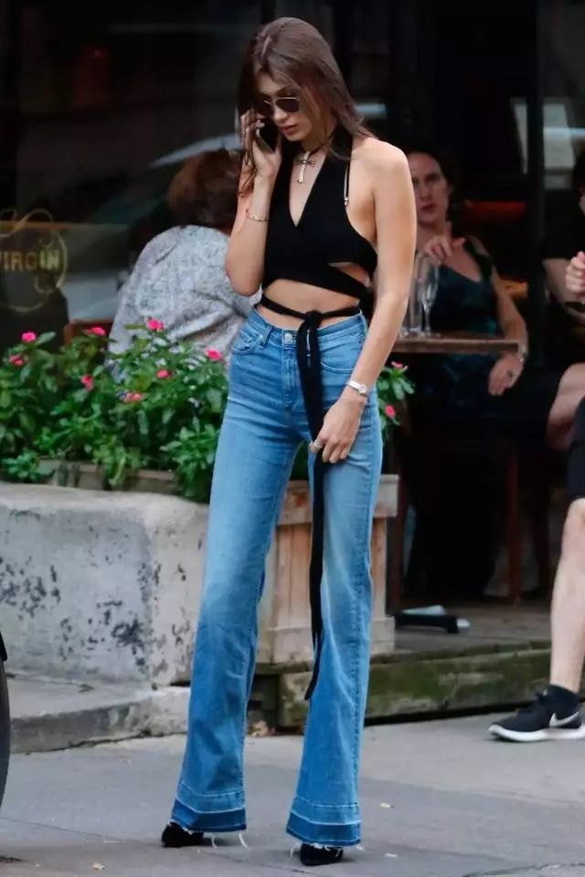 Bella Hadid入乡随俗,大跳广场舞