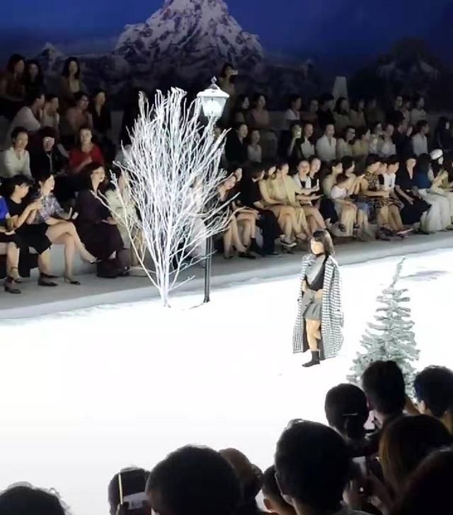 一个7岁女孩参加走秀像27岁超模,临场应变能力超强超模气场!