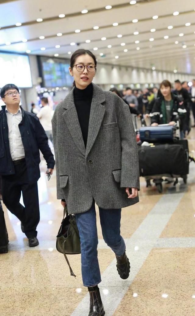超模没有了华丽的装饰，大表姐的美是一种难得的干净与透彻！