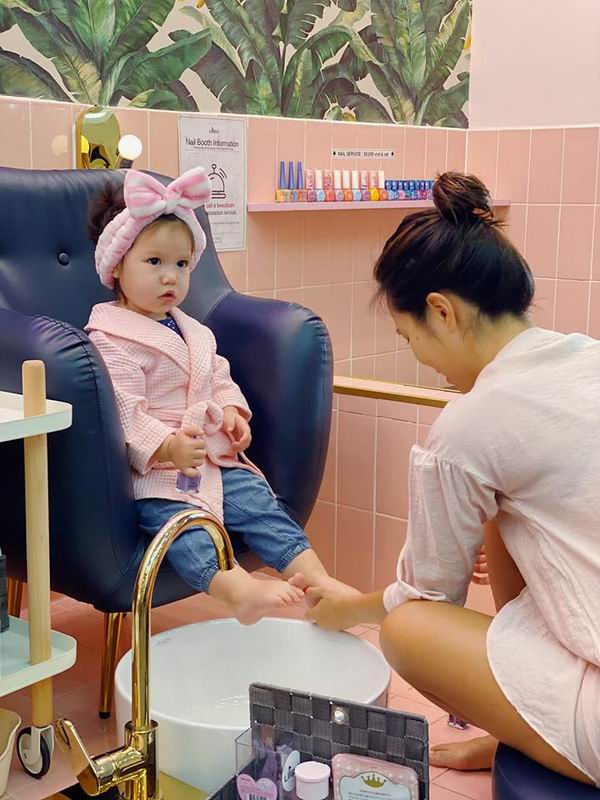 越南超模Ha Anh经常在社交媒体上分享混血女儿照片被称“晒娃狂魔”!